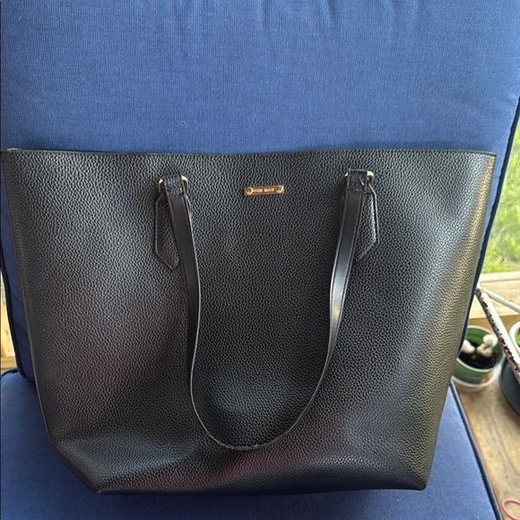 Sleek Black Leather Tote with Structured Design - Picture 1 of 8